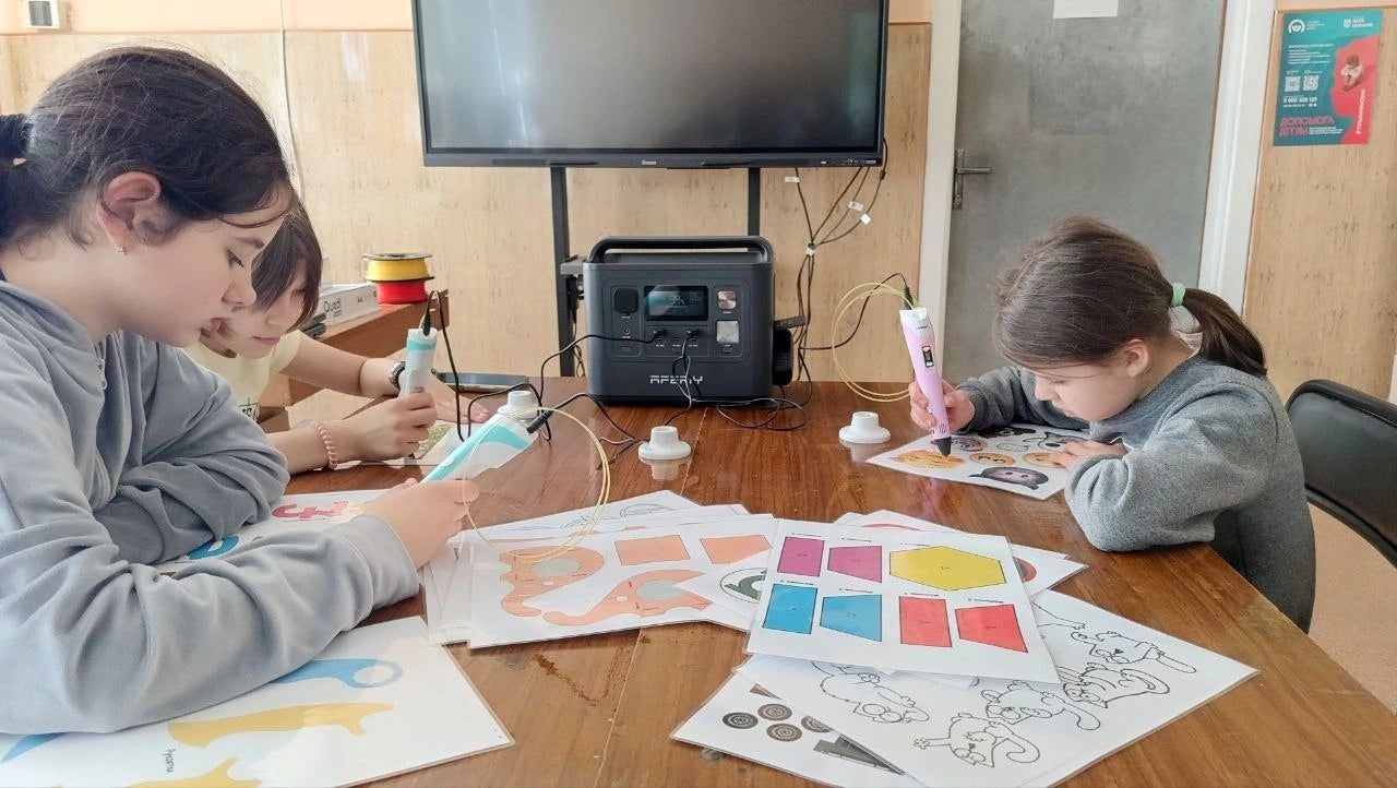 Estudiantes trabajan en una clase de arte