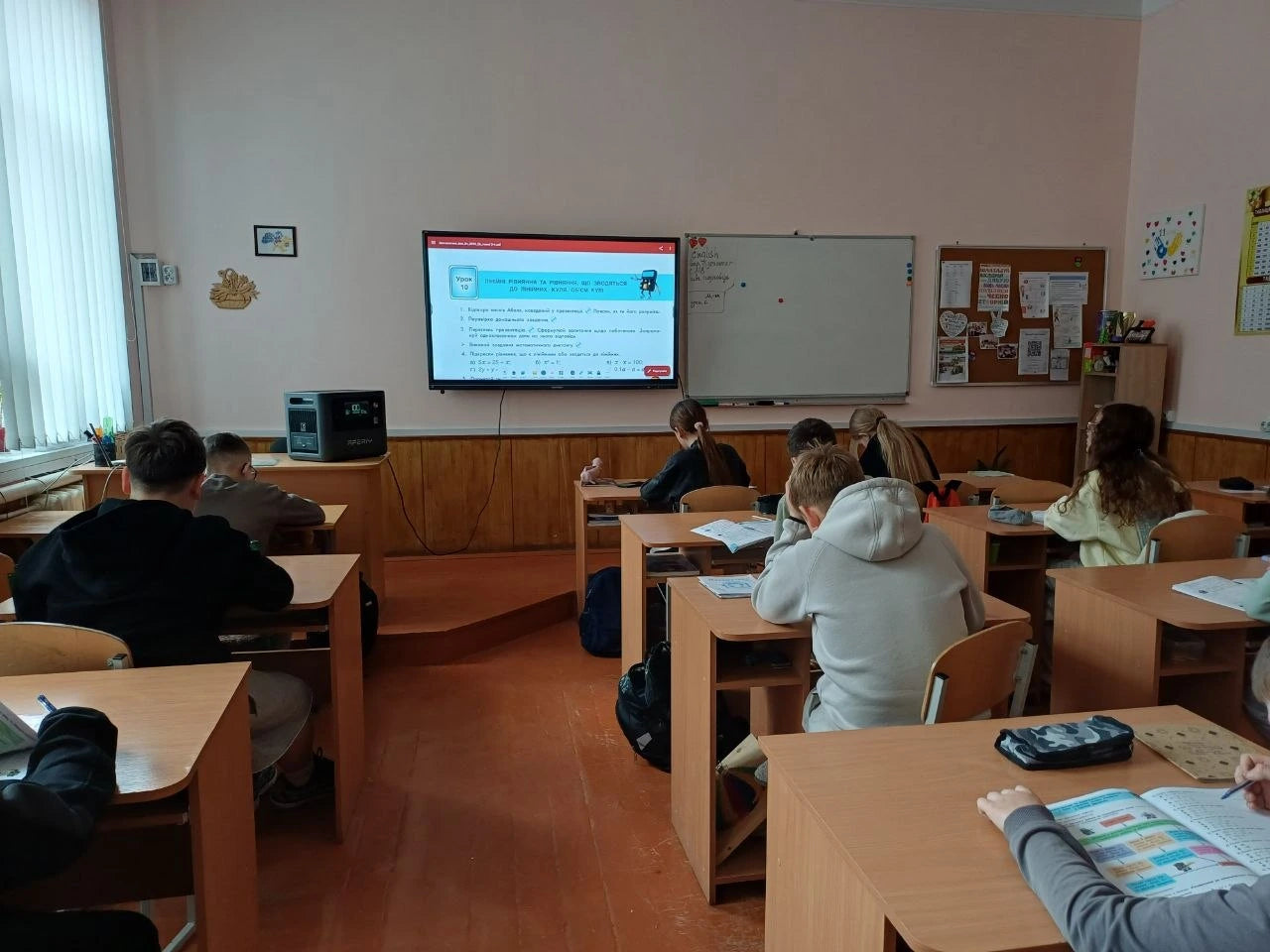 Una estación de energía AFERIY alimenta un proyector en el aula