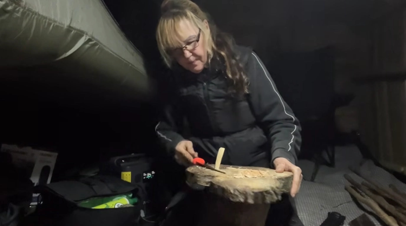 Sarah pasa una noche en el bosque con AFERIY