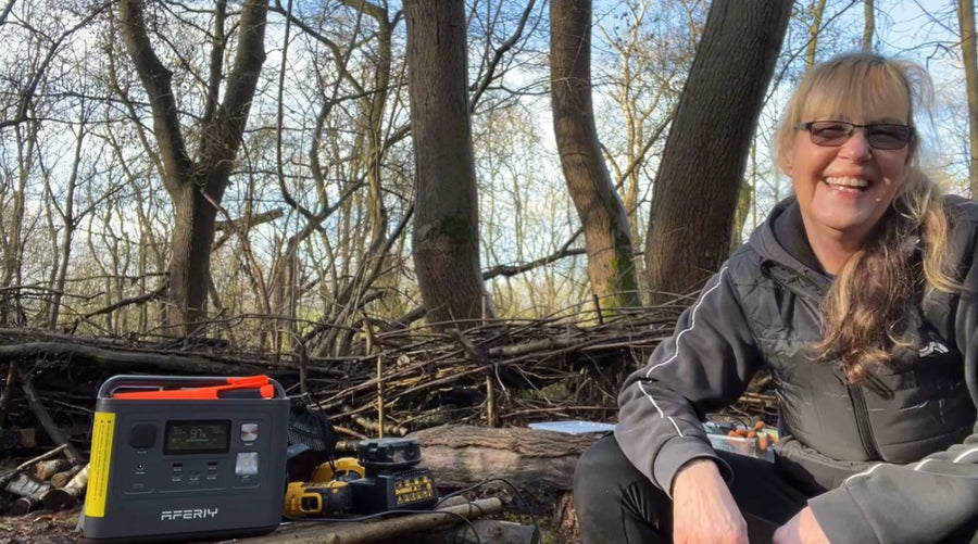 Sarah utiliza una estación de energía AFERIY en el trabajo y en el bosque
